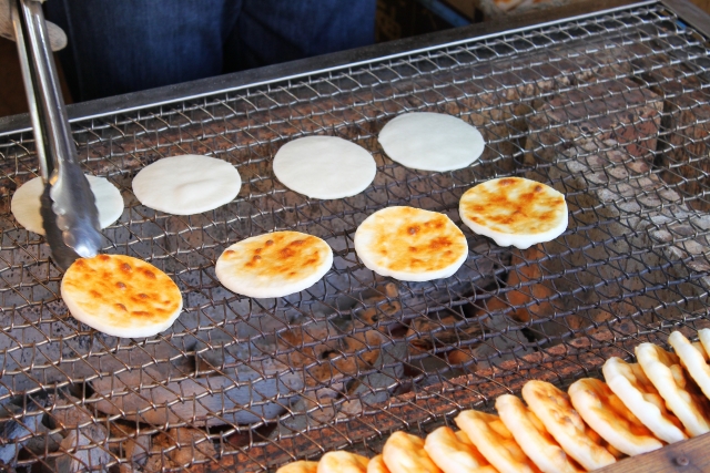 せんべい焼体験｜昔ながらの型で厚焼せんべい作り「佐々木製菓」