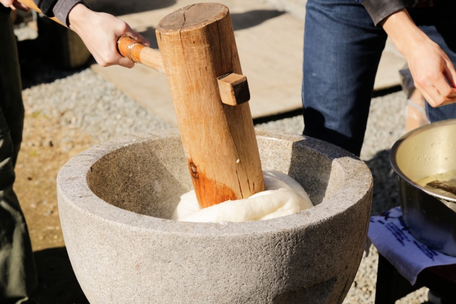 餅つき体験｜餅つき唄に合わせた昔ながらの餅つき「世嬉の一酒造」
