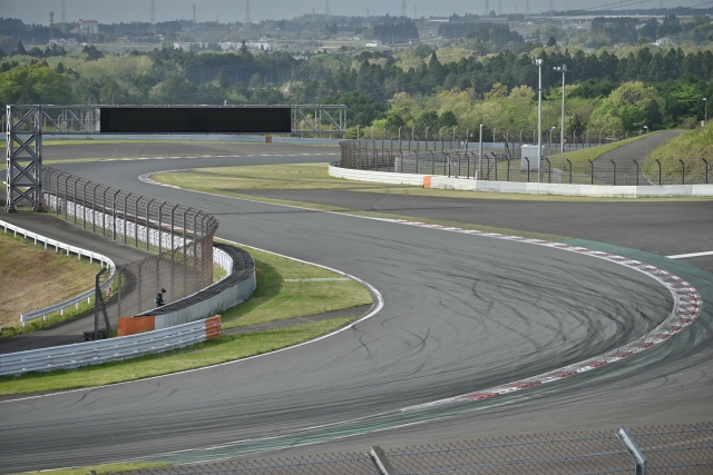 サーキット体験｜全長1,475mのホームストレートが特徴の国際サーキット。重要レース開催地で体験走行も可能。「富士スピードウェイ」