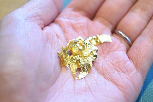 金箔貼り体験｜金沢箔の文化と技術に触れられる体験。小箱や手鏡、箸などに金箔を貼りお土産作りができる。「今井金箔」