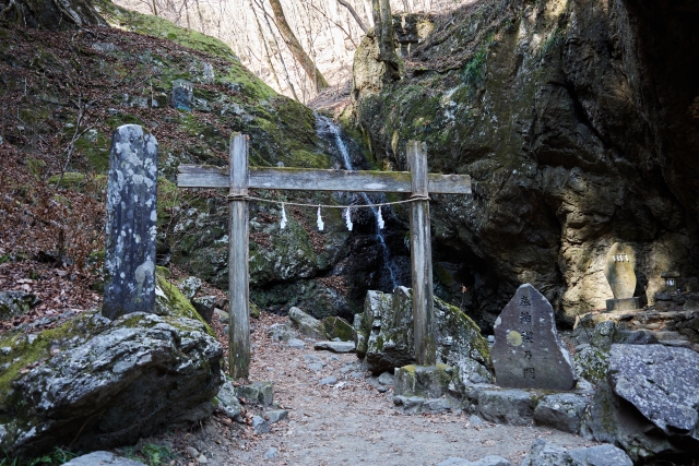 伝統のお寺で心身を鍛える!滝修行体験