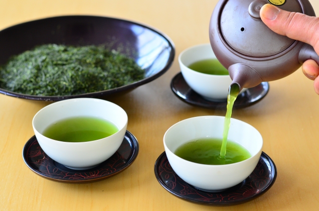 緑茶ツアー｜茶葉に変身して製茶工程を巡る人気アトラクション。蒸す・揉む・火入れを体験できる。「KADODE OOIGAWA」