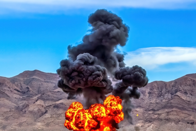 岩船山爆破体験ツアー｜映画や戦隊もの演出そのままの爆破を体験＆撮影できる。「岩船山爆破体験ツアー」