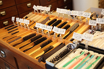 職人技が生きる伝統の刷毛「江戸屋ブラシ展示館」