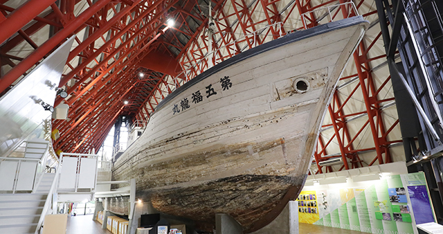東京都立第五福竜丸展示館｜マグロ漁船が伝える平和へのメッセージ。木造船の圧倒的な存在感と核の歴史を静かに見つめる場所